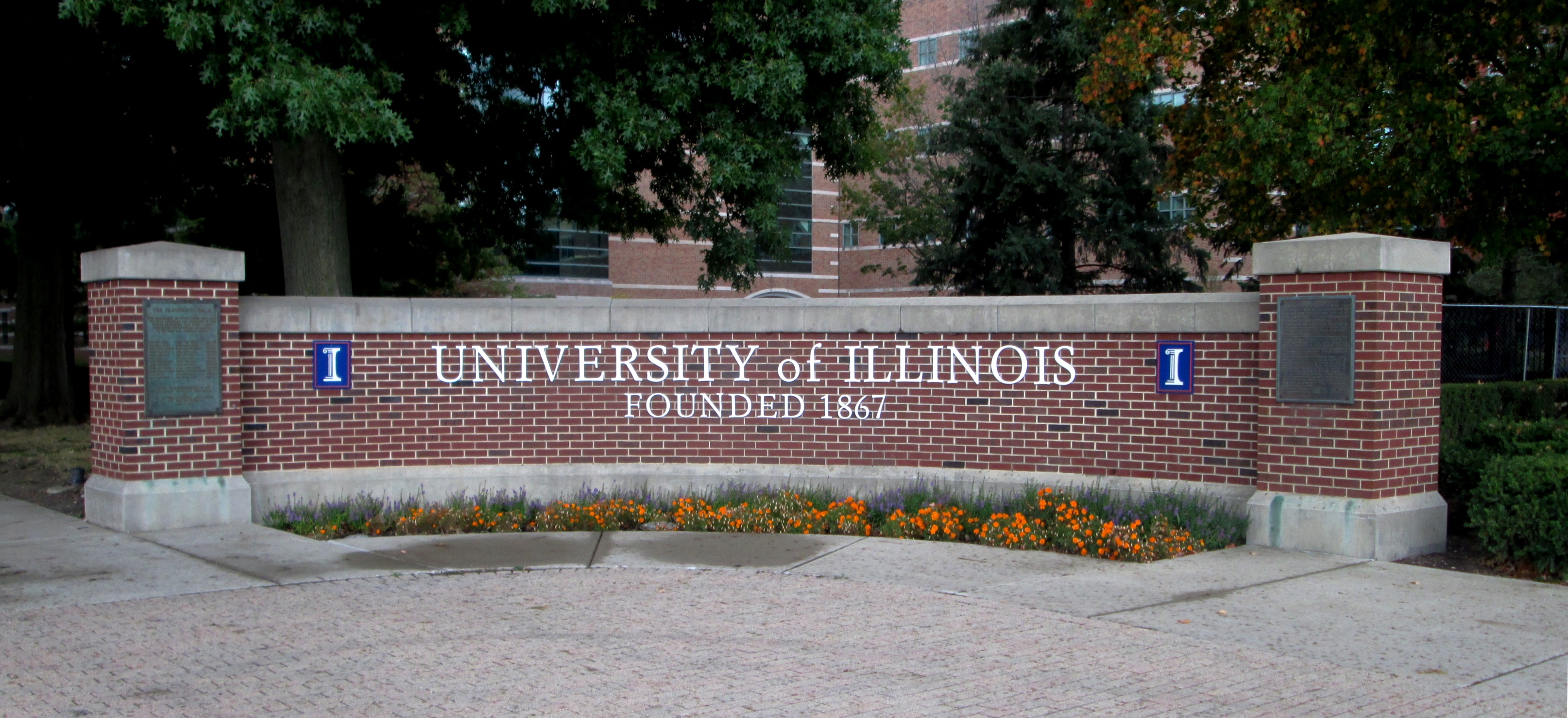 Campus entrance marker at Wright Street and University Avenue University of Illinois at Urbana Champaign