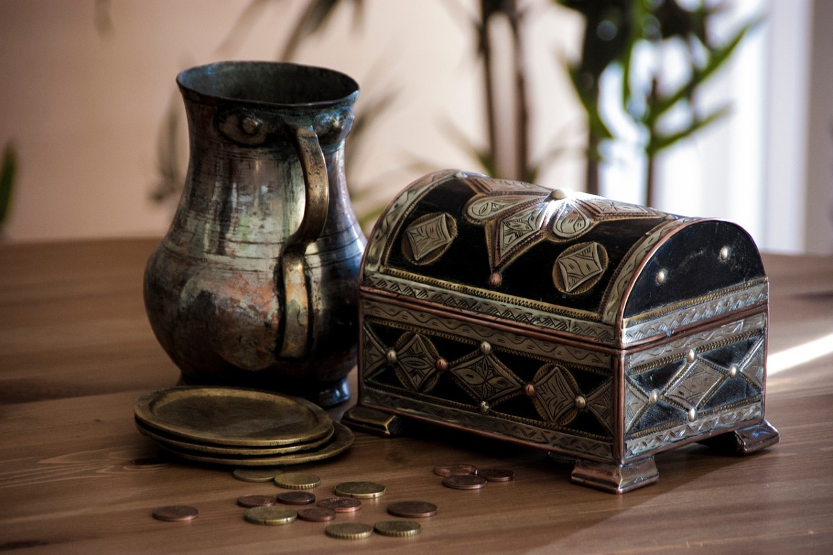 Vase and casket from the 19th century
